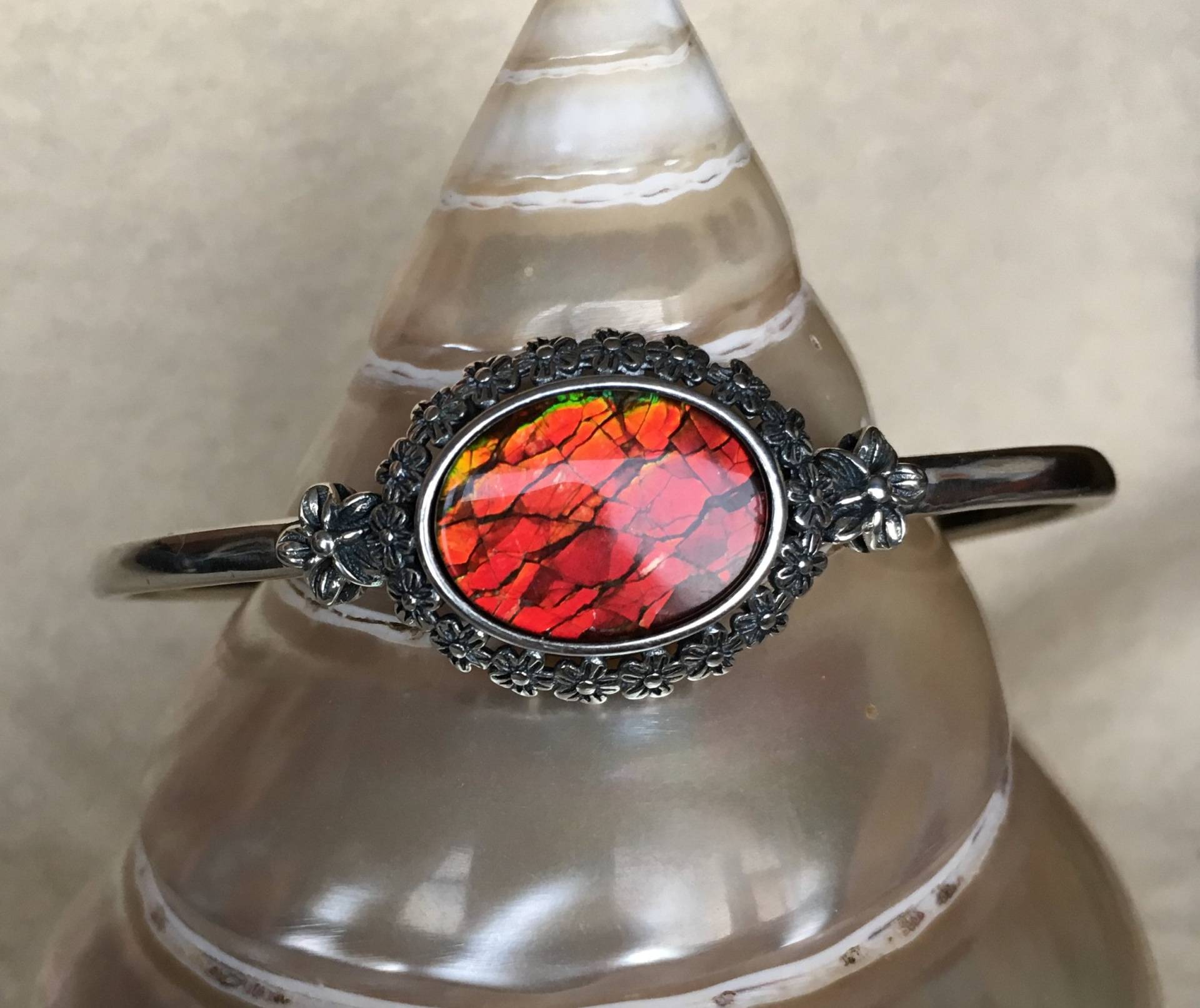 Ammolit Manschetten Armband - Rote Drachenhaut von AmmoliteRainbows