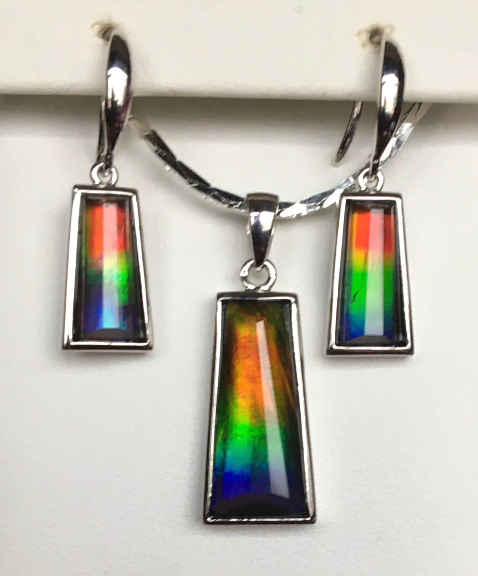 Ammolit Rechteck Anhänger Und Ohrringe Set - Multi-Color Facettierte Edelsteine Beschreibung Lesen Ammolit Rechteck Anhänger Und Ohrringe Set - Multi-Color Facettierte Edelsteine Beschreibung Lesen von AmmoliteRainbows