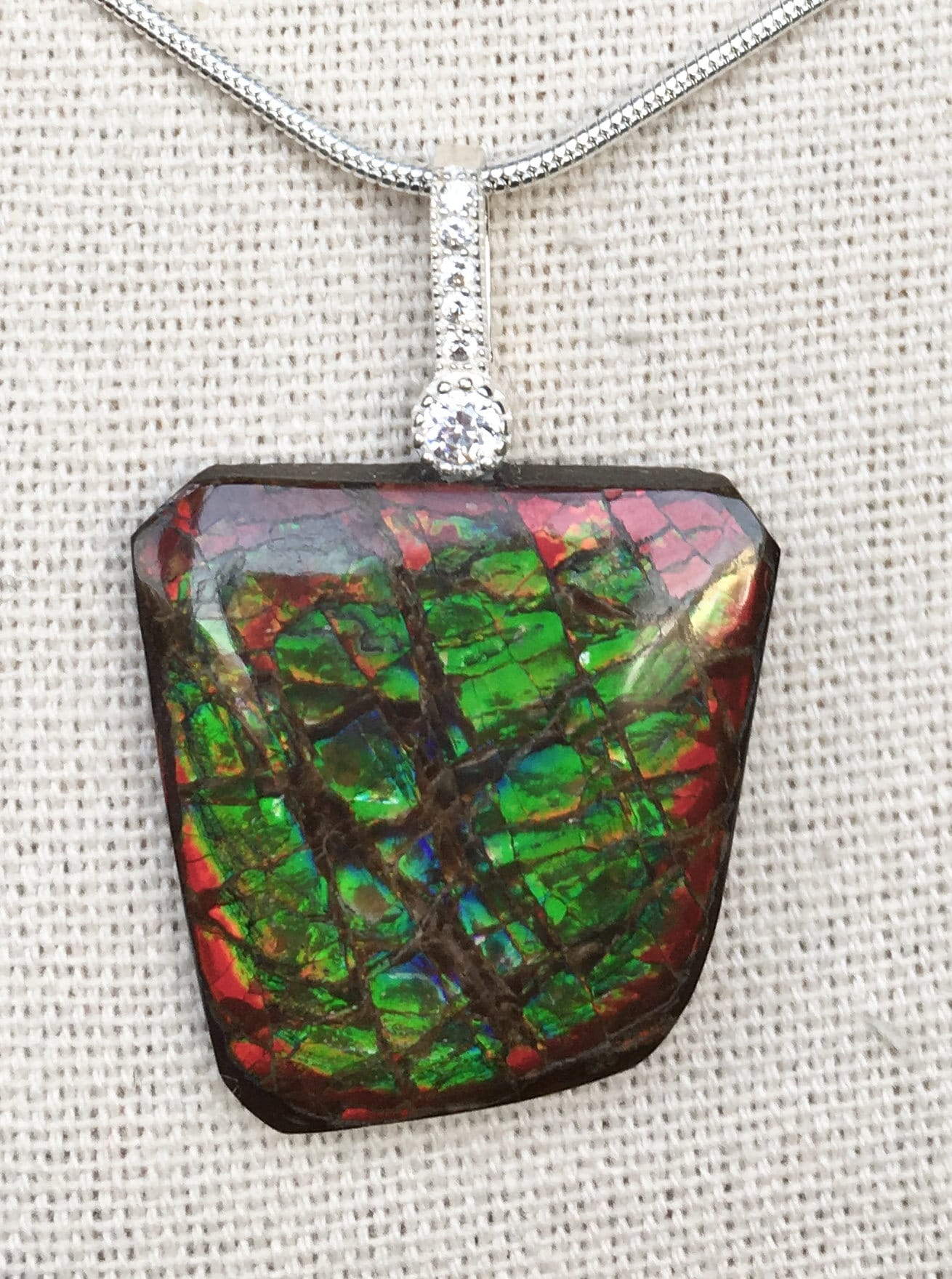 Anhänger Aus Ammolit, Mit Rotem Rand von AmmoliteRainbows