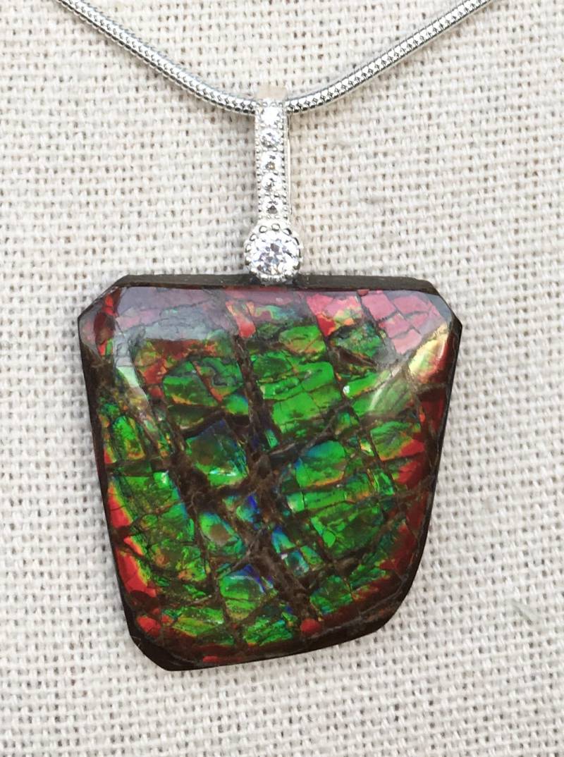 Anhänger Aus Ammolit, Mit Rotem Rand Anhänger Aus Ammolit, Mit Rotem Rand von AmmoliteRainbows