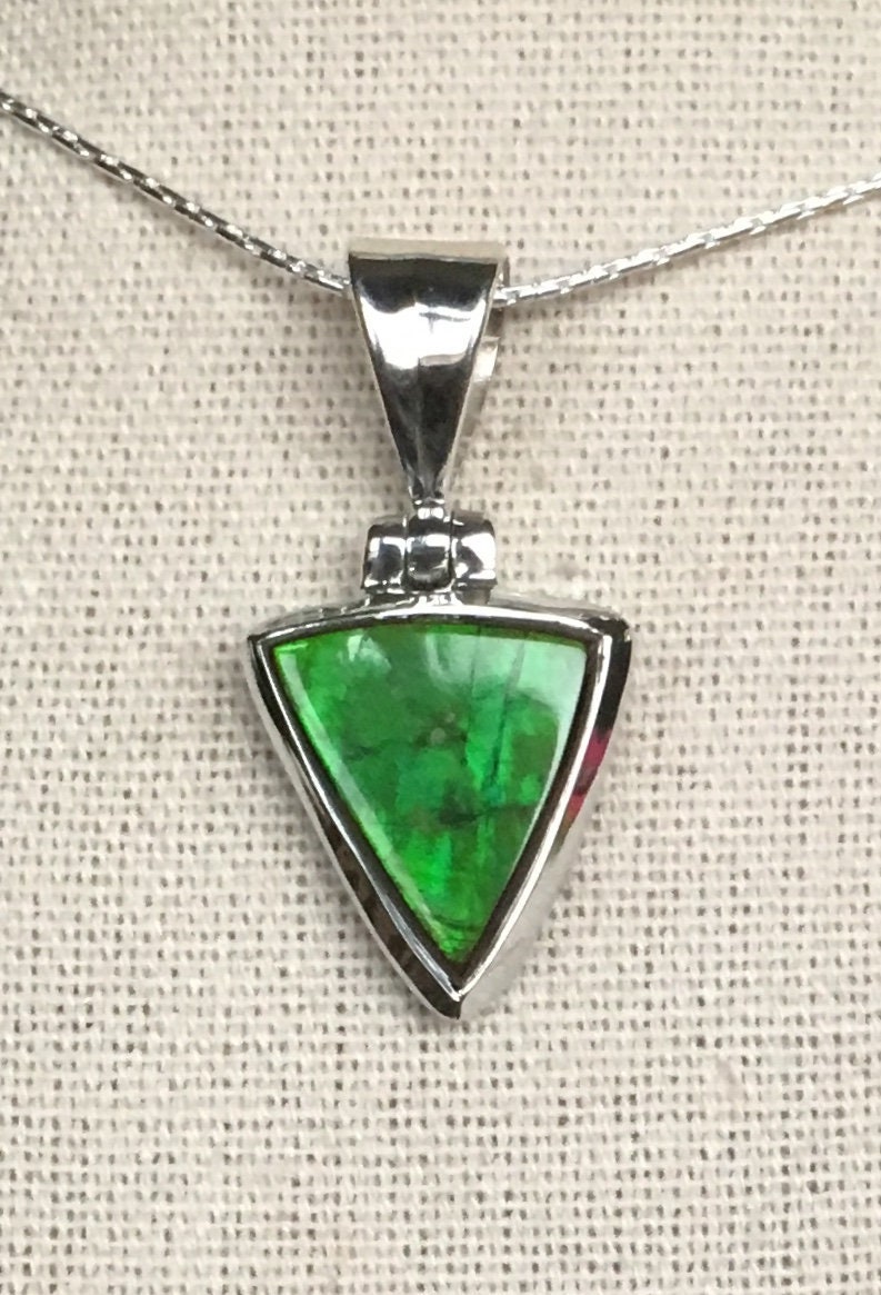 Anhänger Aus Ammolit - Hellgrün Anhänger Aus Ammolit - Hellgrün von AmmoliteRainbows