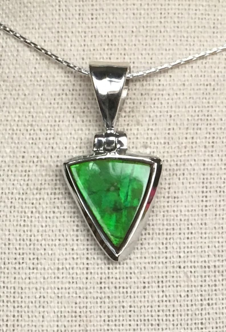 Anhänger Aus Ammolit - Hellgrün Anhänger Aus Ammolit - Hellgrün von AmmoliteRainbows