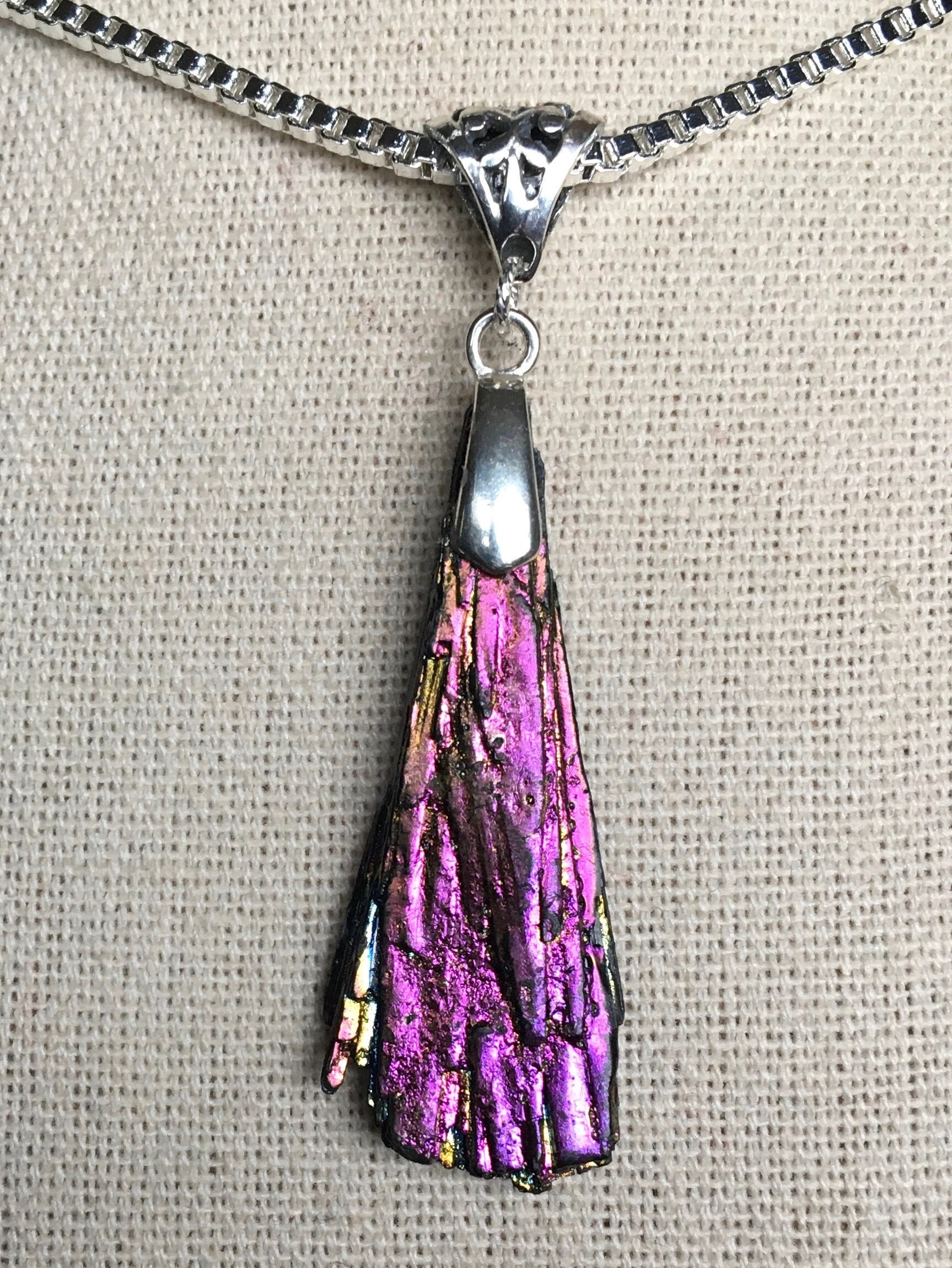 Fächer Kyanit Anhänger - Dichroic Regenbogen Titan Kristall Cluster Reversible Bitte Beschreibung Lesen Fächer Kyanit Anhänger - Dichroic Regenbogen Titan Kristall Cluster Reversible Bitte Beschreibung Lesen von AmmoliteRainbows