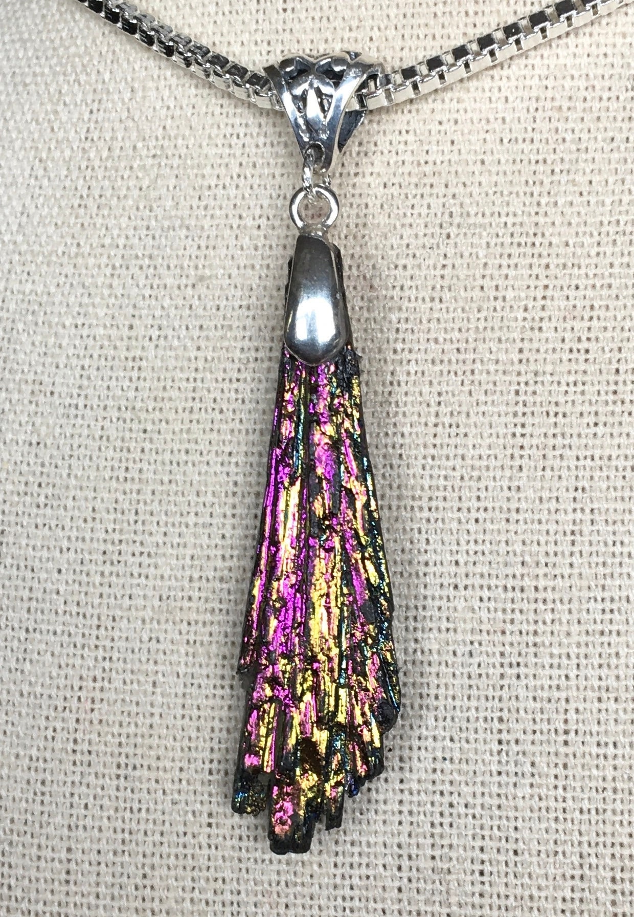 Fächer Kyanit Anhänger - Dichroic Regenbogen Titan Kristall Cluster Reversible Bitte Beschreibung Lesen Fächer Kyanit Anhänger - Dichroic Regenbogen Titan Kristall Cluster Reversible Bitte Beschreibung Lesen von AmmoliteRainbows
