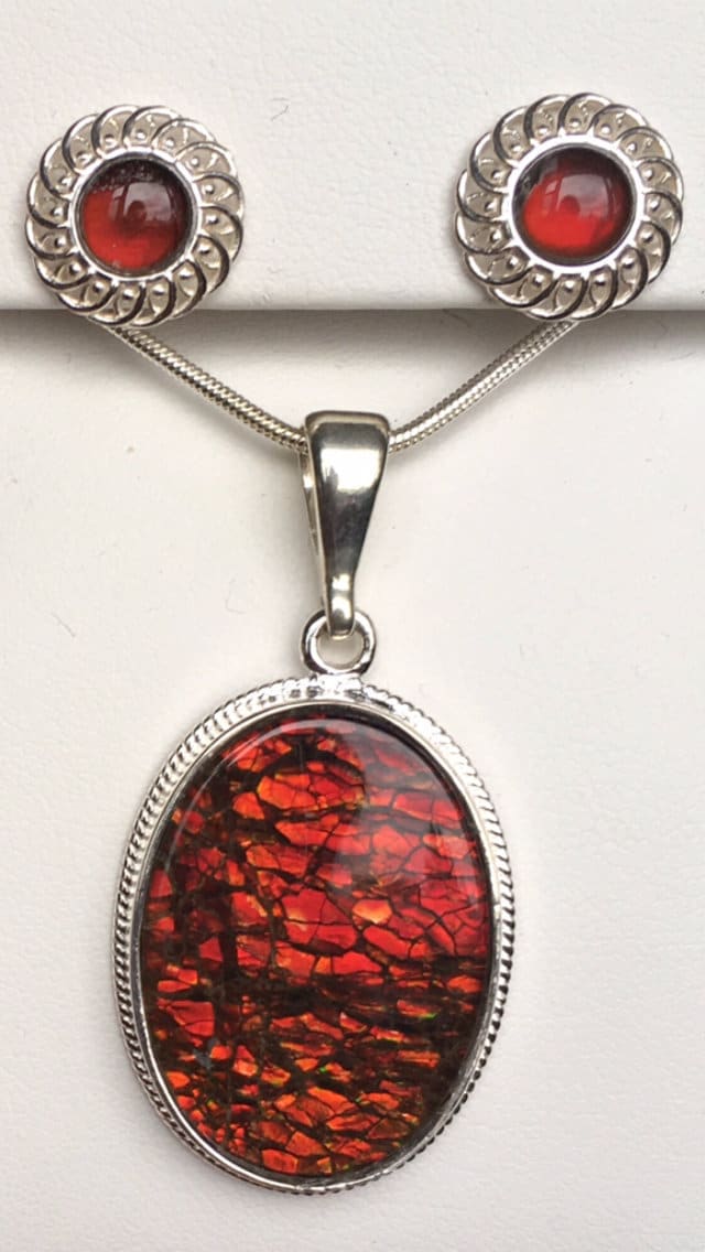 Glitzernder Roter Ammolit Anhänger Und Ohrring Set von AmmoliteRainbows