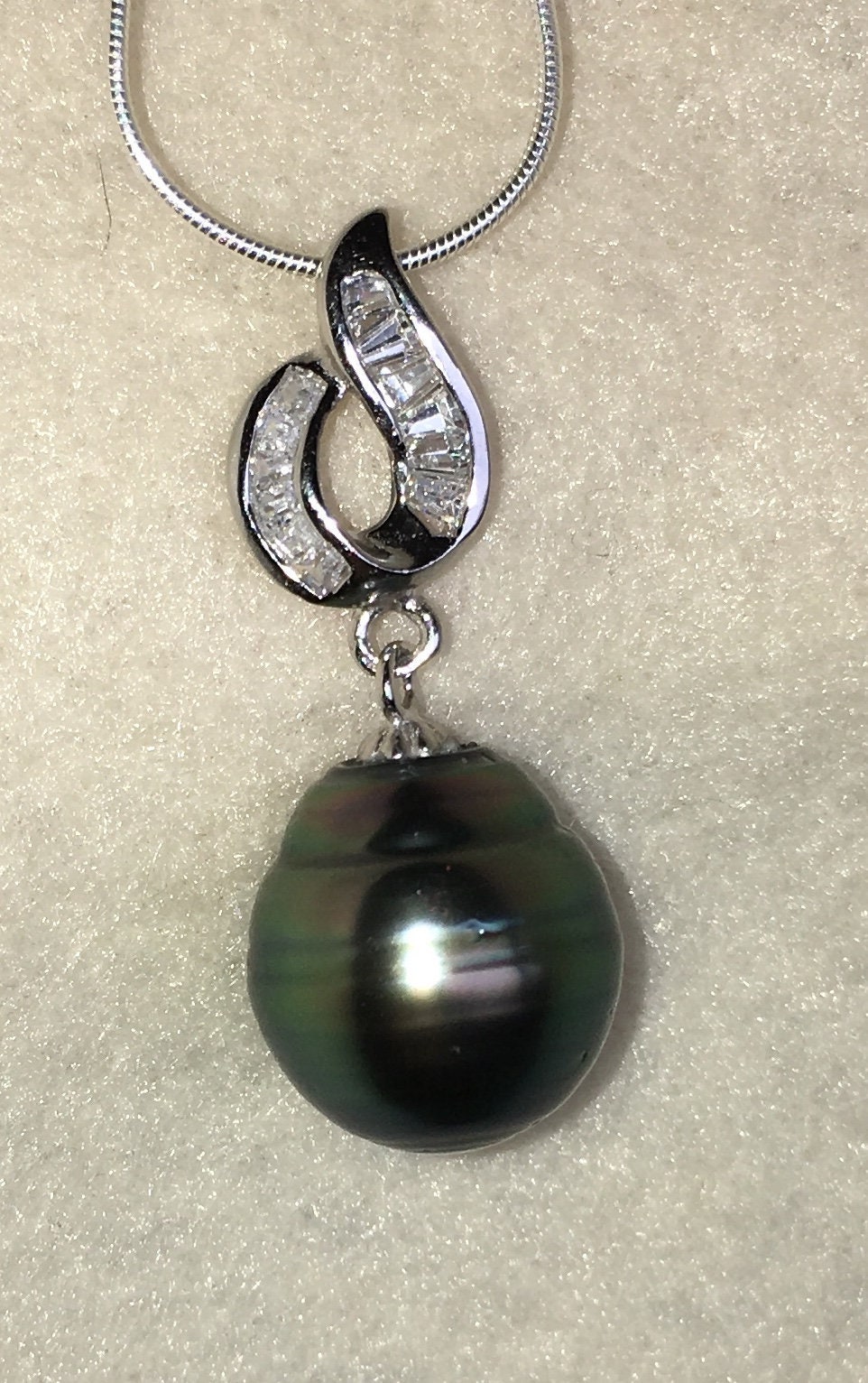 Schwarze Perle Tahiti Anhänger von AmmoliteRainbows