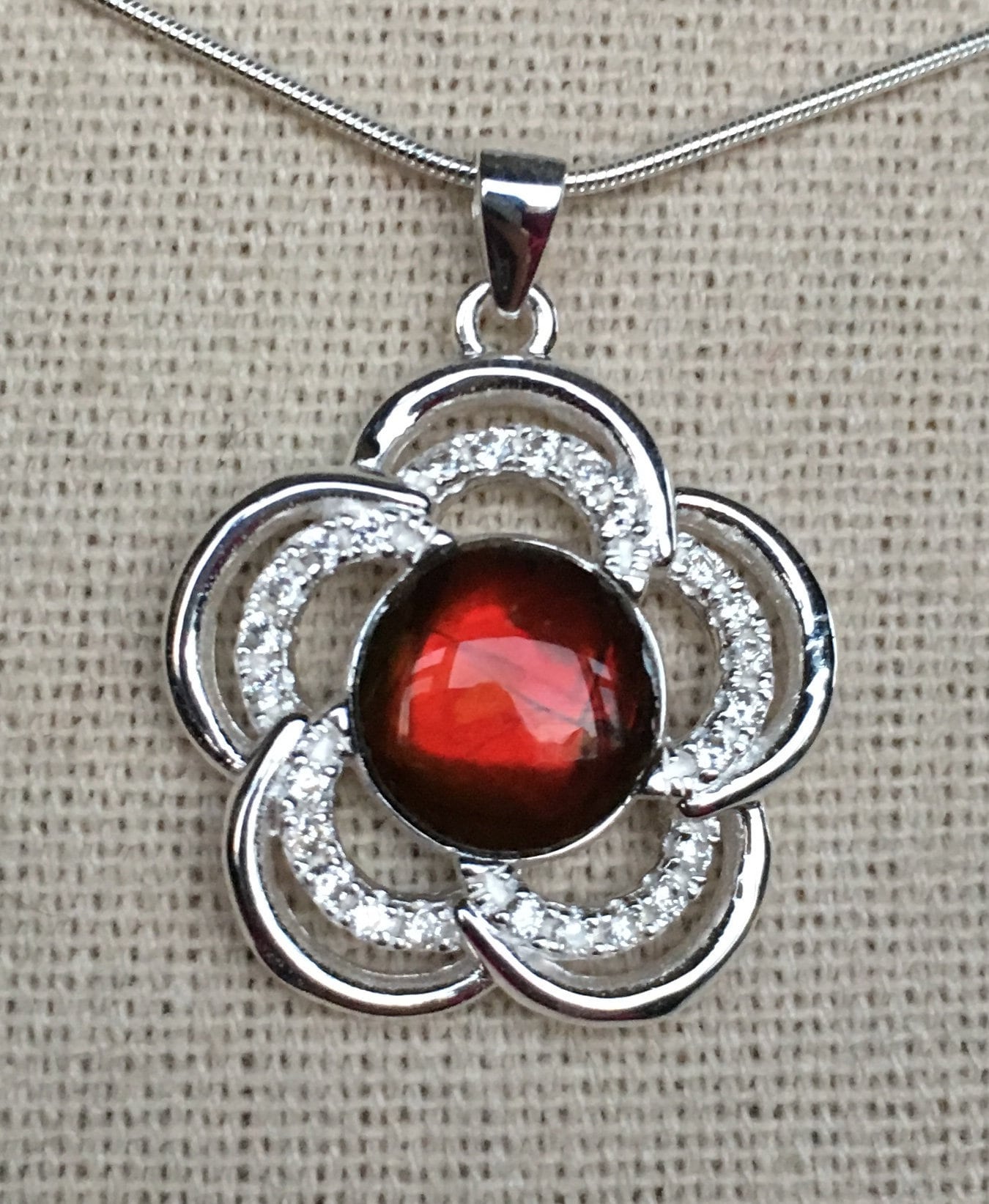 Zierlicher Ammolit Anhänger Mit Rotem Edelstein von AmmoliteRainbows