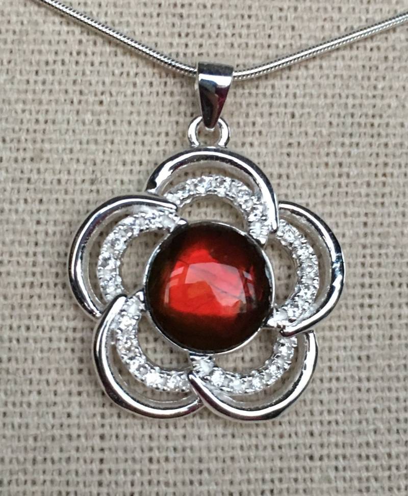 Zierlicher Ammolit Anhänger Mit Rotem Edelstein von AmmoliteRainbows