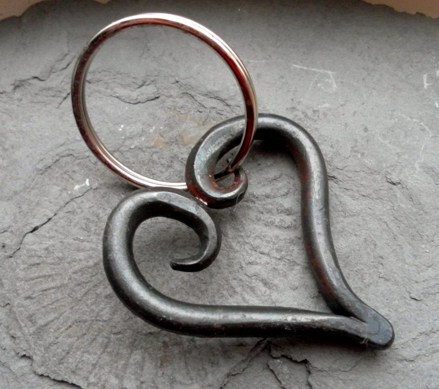 Eisenherz Schlüsselanhänger, Handgeschmiedet, Eisenjubiläumsgeschenk, Schmied Hergestellt, Made in Dorset Eisenherz Schlüsselanhänger, Handgeschmiedet, Eisenjubiläumsgeschenk, Schmied Hergestellt, Made in Dorset von AmmoniteIronwork