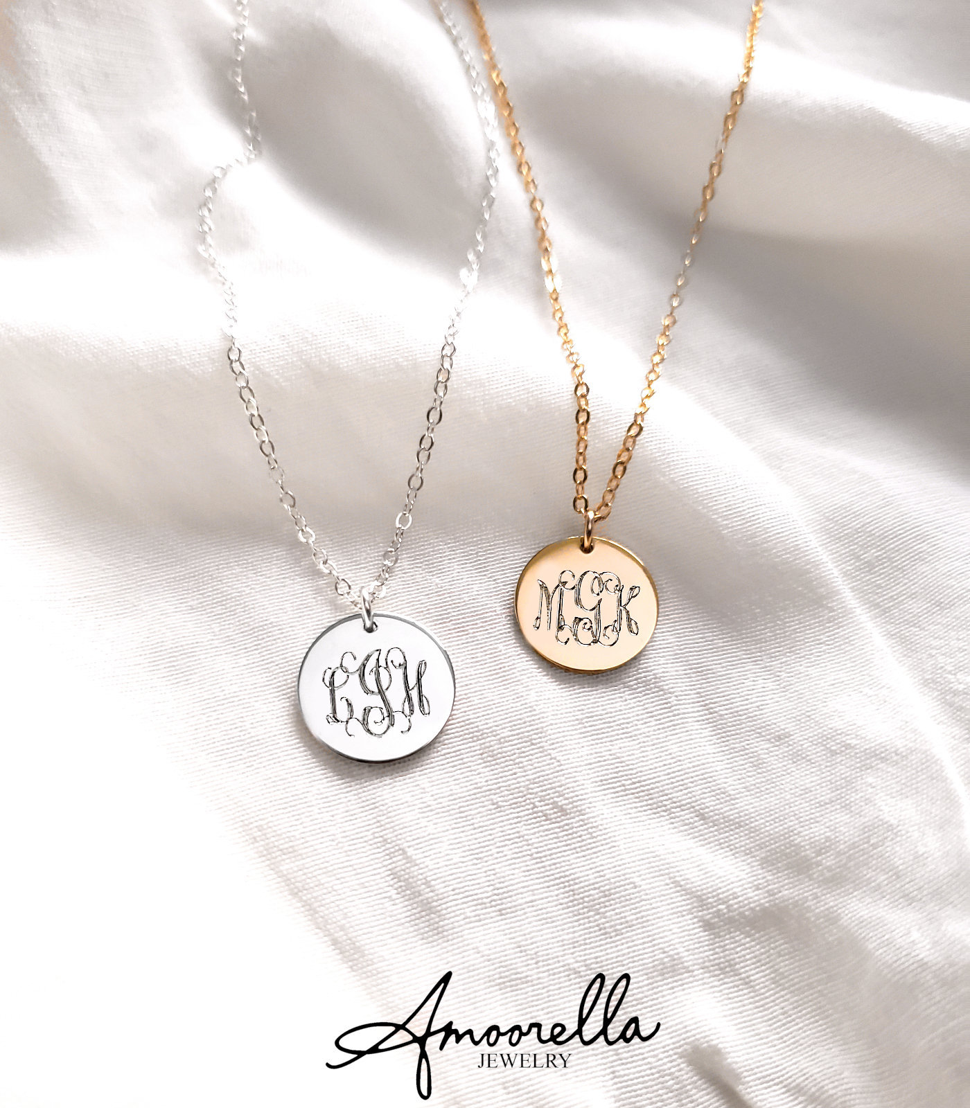 Monogramm Initialen Halskette | Goldmedaillon-Halskette, Benutzerdefinierte Kinder-Anfangsanhänger, Familiennamen, Neue Brautgeschenk Aurora Monogramm Initialen Halskette | Goldmedaillon-Halskette, Benutzerdefinierte Kinder-Anfangsanhänger, Familiennamen, Neue Brautgeschenk Aurora von Amoorella