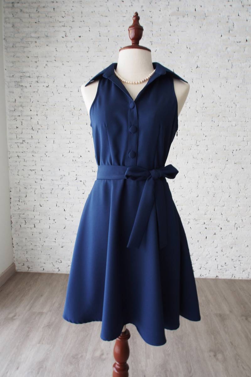 Sommer-Marine-Shirt Kleid Retro Altes Geld Zeitlos Ärmellos Sommerkleid Bescheiden Kirche Dunkelblau Elegante Förmliche Arbeits Vintage von Amordress