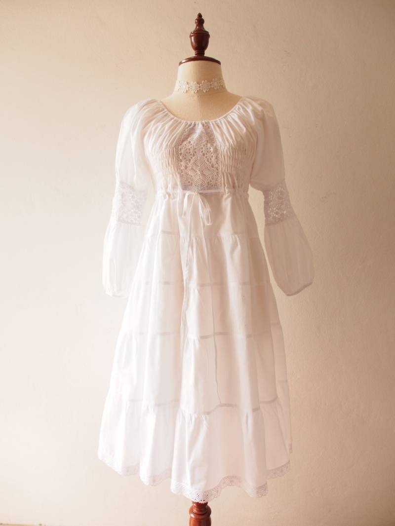 Sommer-Weißes Kleid Boho Strand Hochzeit Abgestufter Weißer Boho-Spitze Adrette Vintage Erbstück Retro Altes Geld Offene Schulter Sommerkleid von Amordress