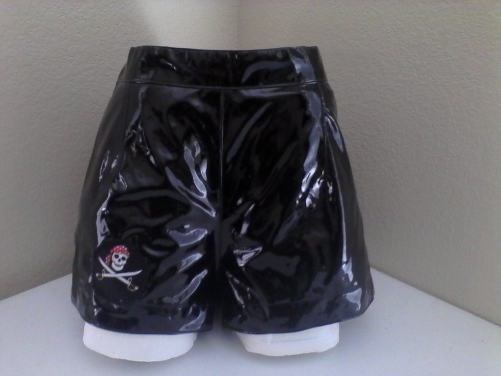 Schwarze Kunstledershorts Mit Piratenaufnäher Schwarze Kunstledershorts Mit Piratenaufnäher von AmoreeCreations