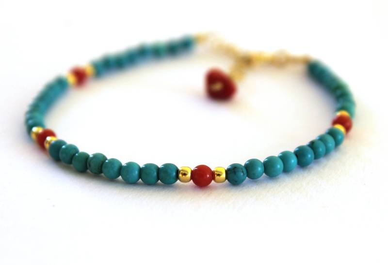 Frauen Armband Türkis Farbener Boho Schmuck Layering Bunte Edelsteine Schlichtes Dünnes Perlenarmband von Amoreecolore