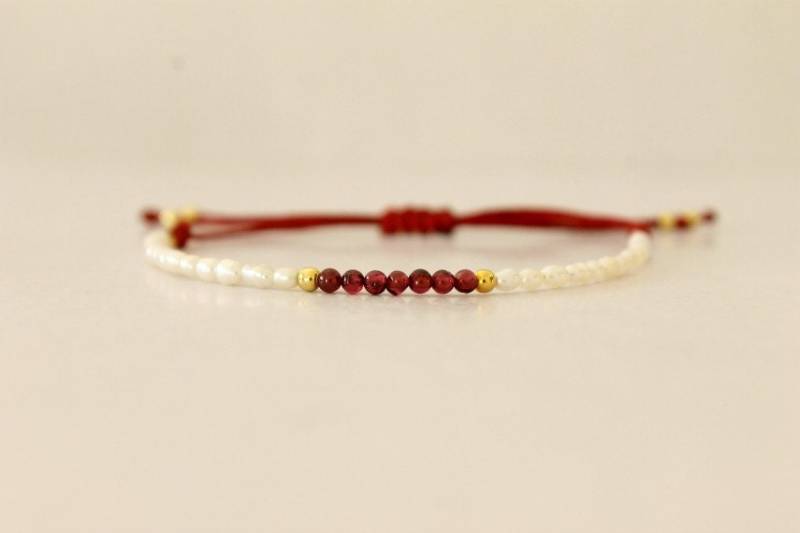 Granat Januar Armband, Süßwasserperle Burgundy Brautjungfer Geschenk, Zartes Frauen Verstellbares Schnur Armband von Amoreecolore