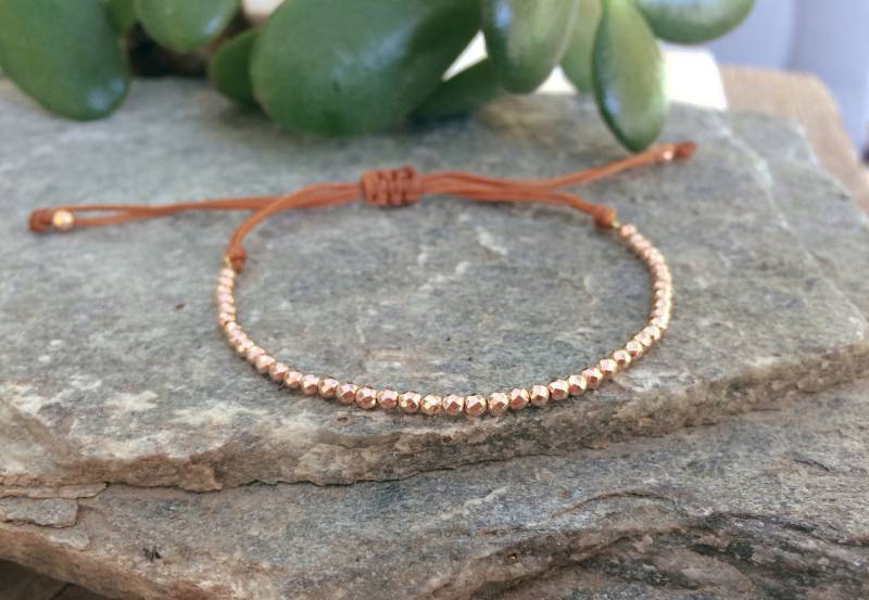 Rose Gold Hämatit Perlen Armband Verstellbarer Makramee-Schmuck von Amoreecolore