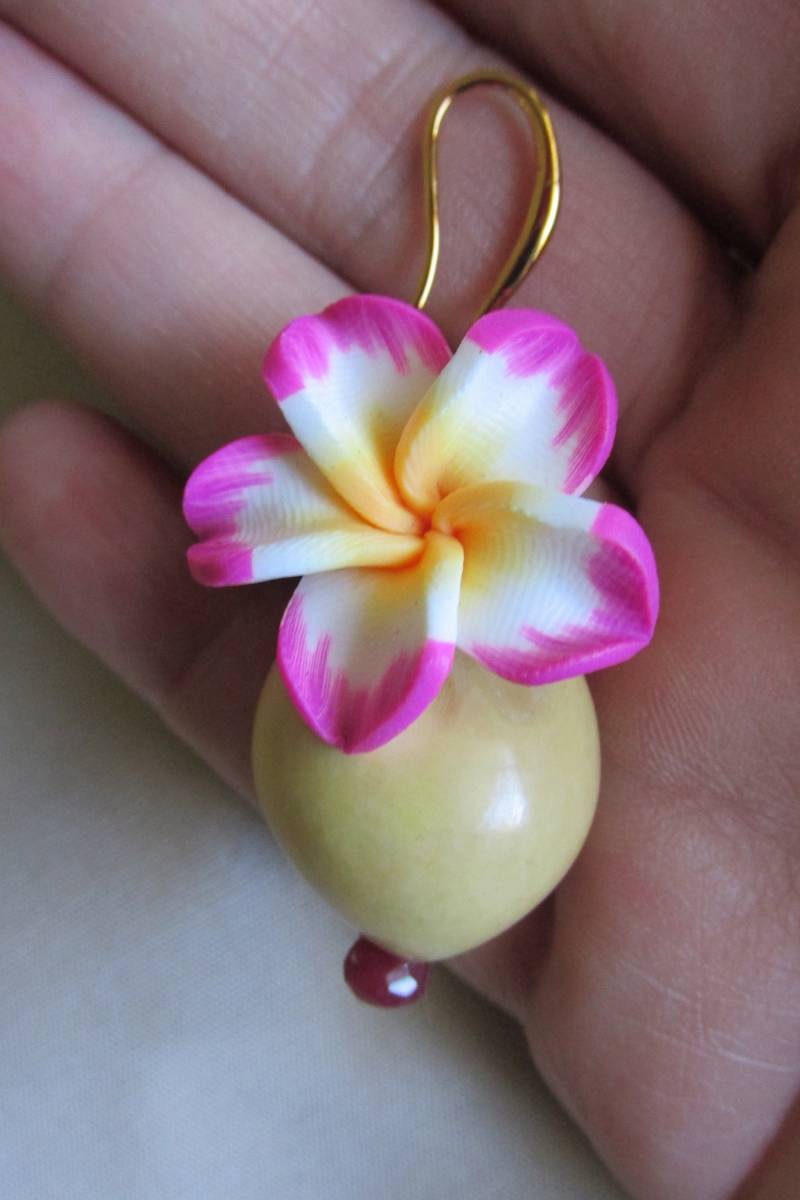 Natürliche Kikui Nüsse & Plumeria Blüten Mit Rubin Jade Natürliche Kikui Nüsse & Plumeria Blüten Mit Rubin Jade von AmorosoDesign