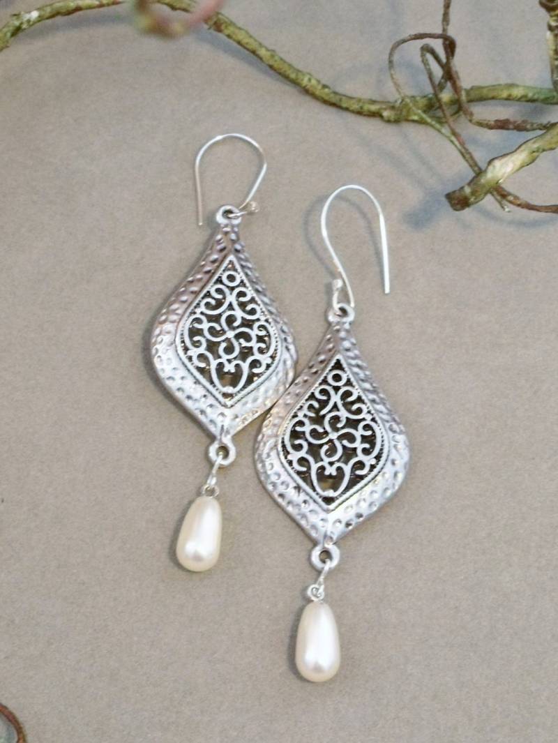 Aufwendig Detaillierte Silber & Weiße Perle Teardrop Baumelt Aufwendig Detaillierte Silber & Weiße Perle Teardrop Baumelt von Amountaindesigns