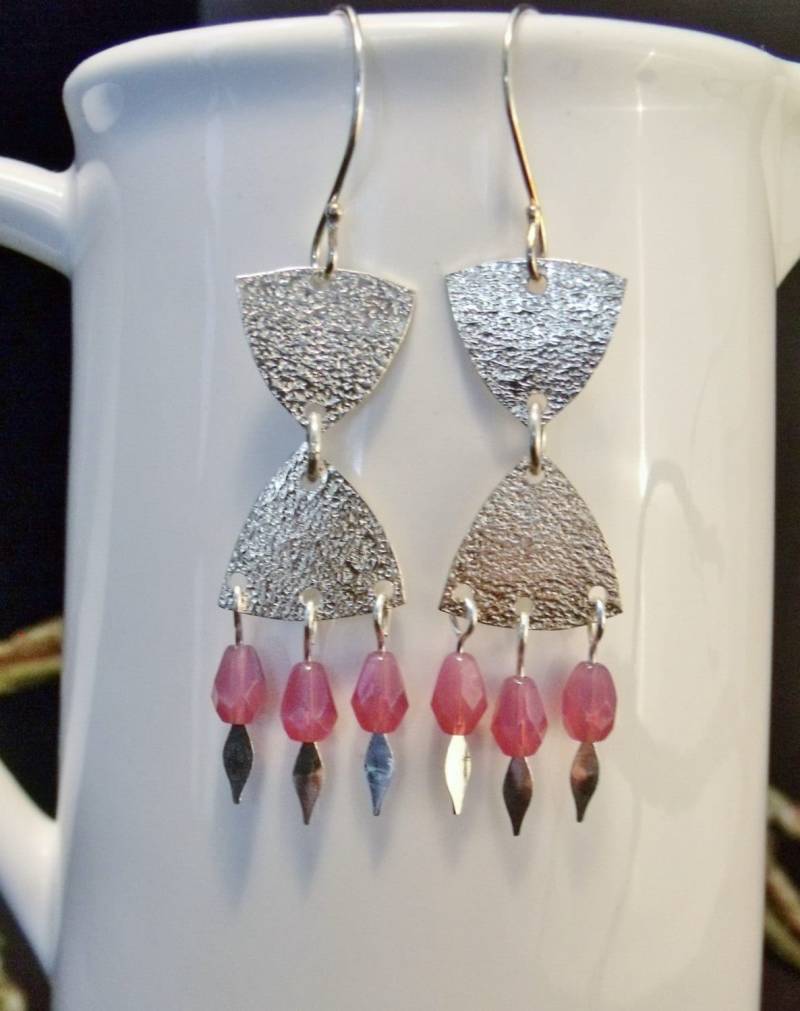 Geprägte Sterlingsilber Mit Milchigen Rose Tropfen Kronleuchter Handgefertigte Ohrringe Geprägte Sterlingsilber Mit Milchigen Rose Tropfen Kronleuchter Handgefertigte Ohrringe von Amountaindesigns