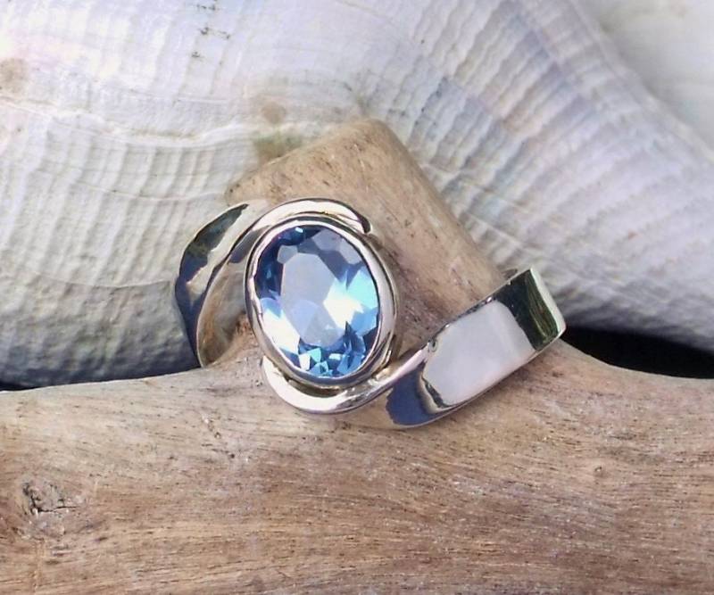 Handgefertigte Ovalen Blauen Zirkon Verpackt in Einem Sterling Silber Wirbel Band Handgefertigte Ovalen Blauen Zirkon Verpackt in Einem Sterling Silber Wirbel Band von Amountaindesigns