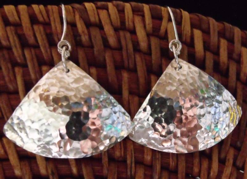 Handgefertigte Sterling Silber Ohrringe, Gehämmert Dreieck Statement Handgefertigter Schmuck von Amountaindesigns