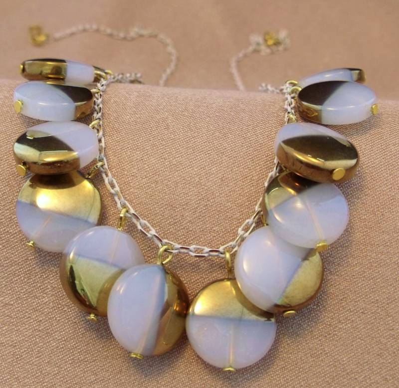 Metallic Gold & Weiß Glas Disc Perlen Aus Mit Akzent Kette Halskette Set Metallic Gold & Weiß Glas Disc Perlen Aus Mit Akzent Kette Halskette Set von Amountaindesigns