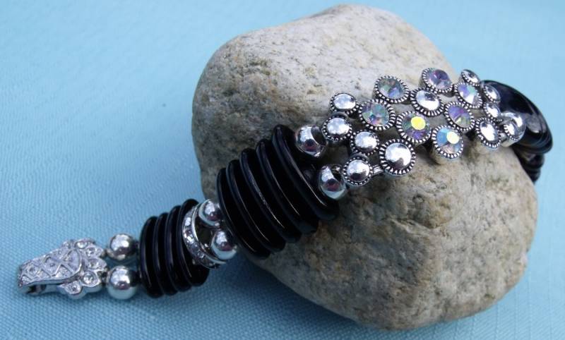 Repurposed Vintage Black Glass Spacer Perlen & Rhinestone Armband, Handarbeit Statement Armband. Rheinsteinfelsen Repurposed Vintage Black Glass Spacer Perlen & Rhinestone Armband, Handarbeit Statement Armband. Rheinsteinfelsen von Amountaindesigns