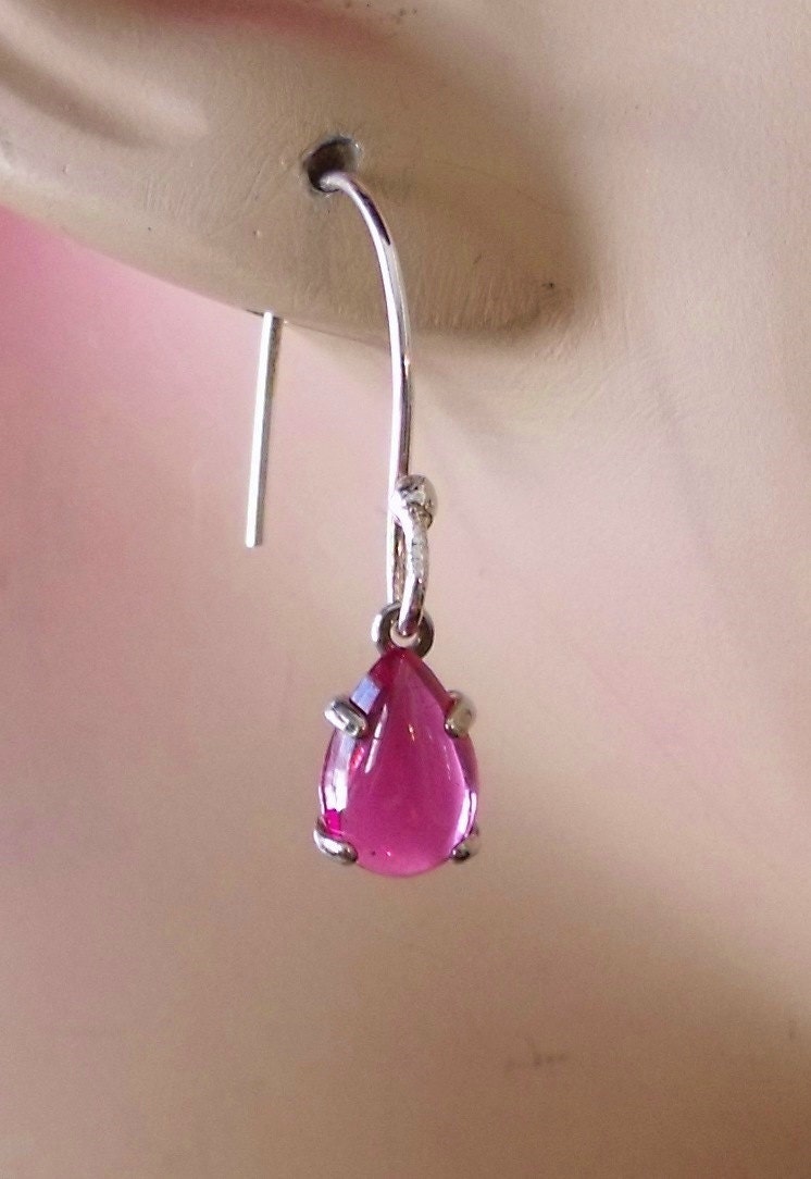 Tiefe Rose Birne Cut Ruby & Sterling Silver Drop Ohrringe Tiefe Rose Birne Cut Ruby & Sterling Silver Drop Ohrringe von Amountaindesigns