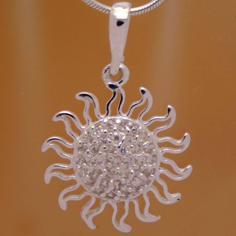 Beeindruckende Massive Sterling Silber Weiß Cubic Zirkonia Cz Sonne Anhänger 925 Punze Wunderbare Sanft Charmant Nettes Reizendes Design Schön von AmphoraJewelry