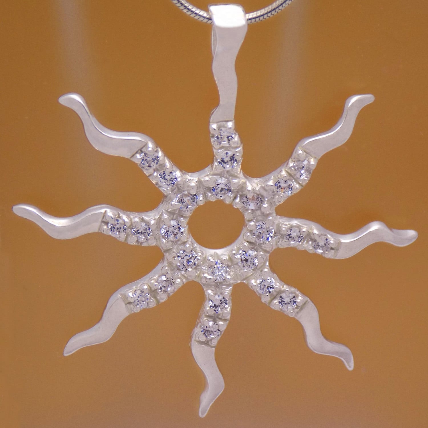 Erstaunliche Massive Sterling Silber Weiß Cubic Zirkonia Cz Sonne Anhänger 925 Hallmark Beeindruckende Sanft Charmant Niedlich Schönes Design von AmphoraJewelry