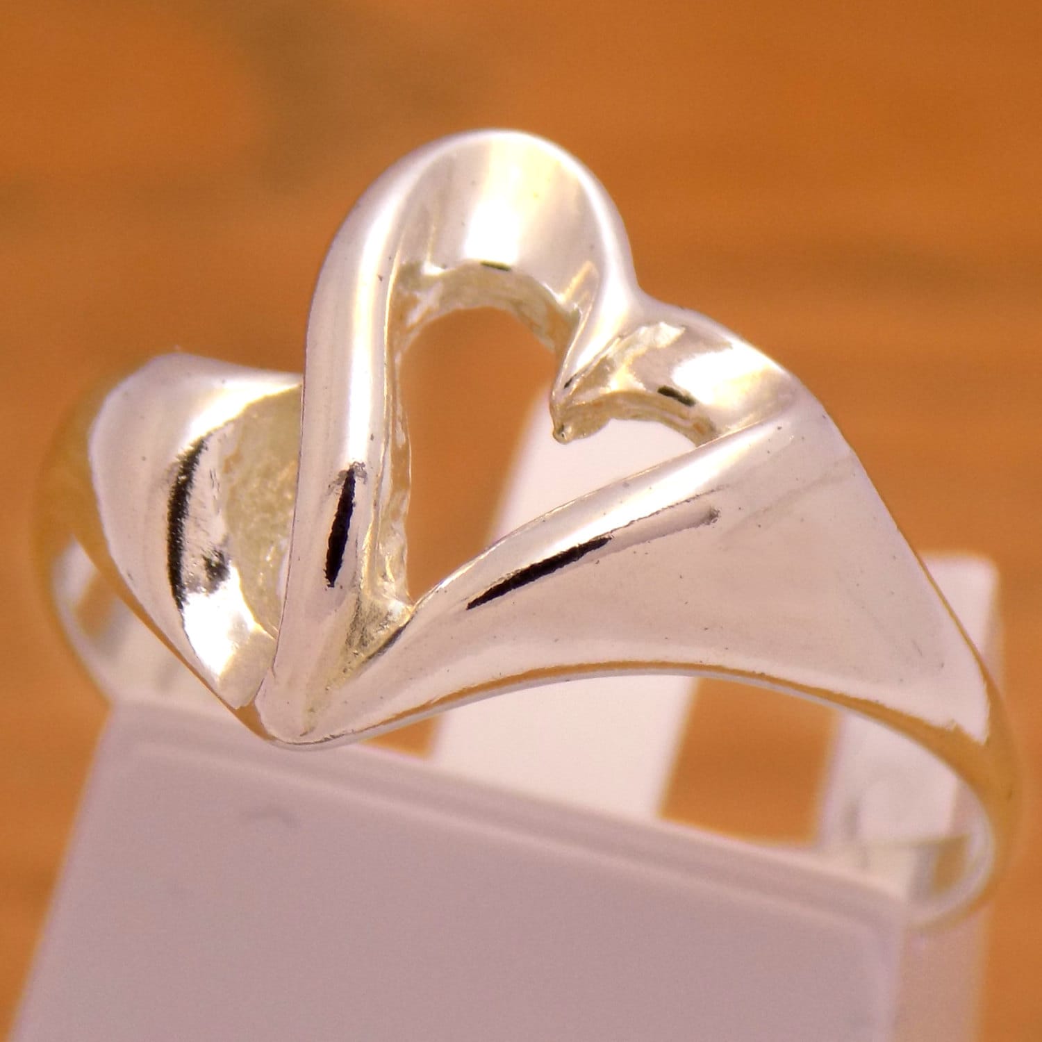 Sanfter Massiver Sterlingsilber-Design-Ring-925-Stempel Erstaunlich Atemberaubend Schön Charmant Handgefertigt Handgearbeitet Größe 7, 25 Us/O von AmphoraJewelry