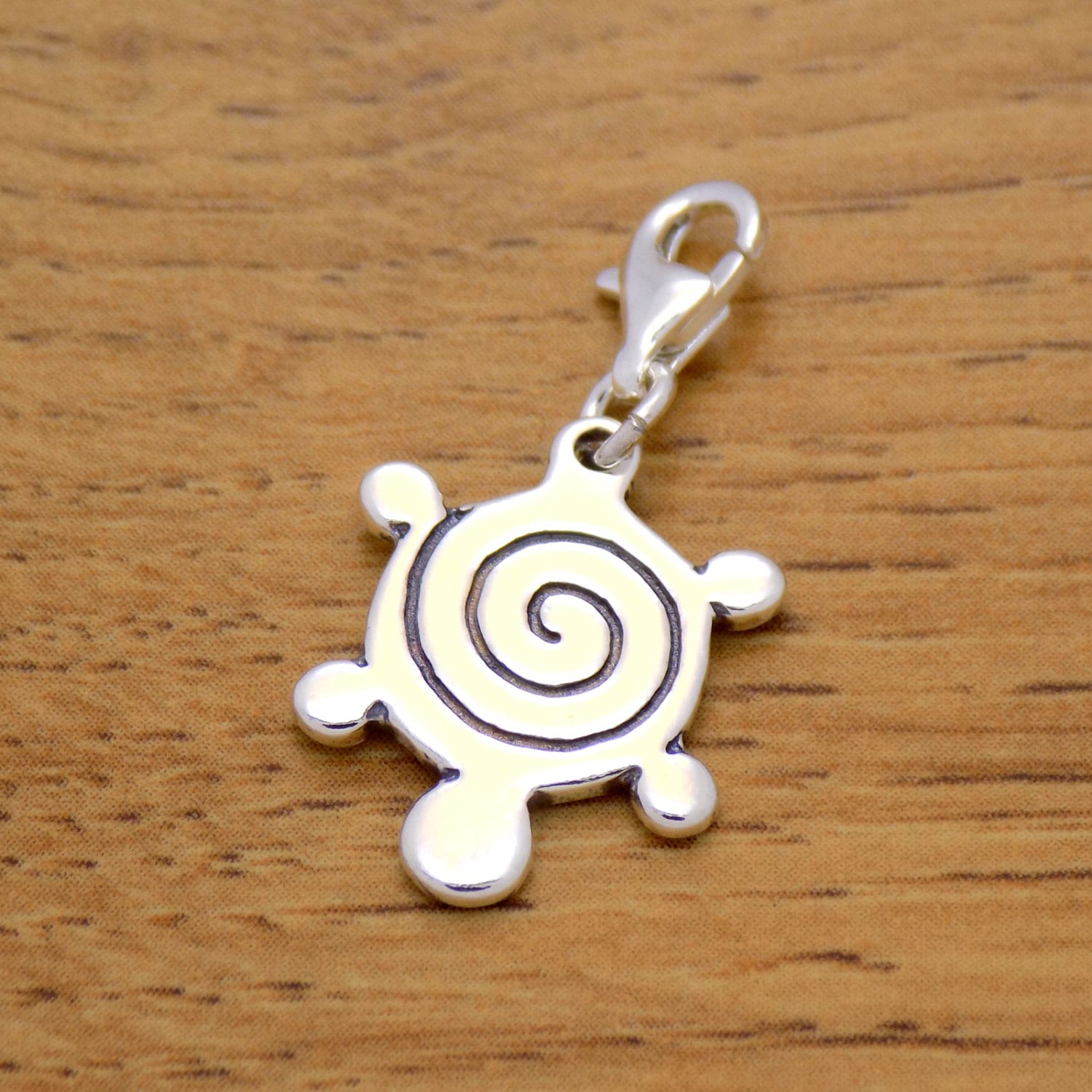 Super Nette Solide 925 Sterling Silber Schöne Schildkröte Spirale Anhänger Charme Für Armband Marvelous Oxidized Handmade Handcrafted Design von AmphoraJewelry