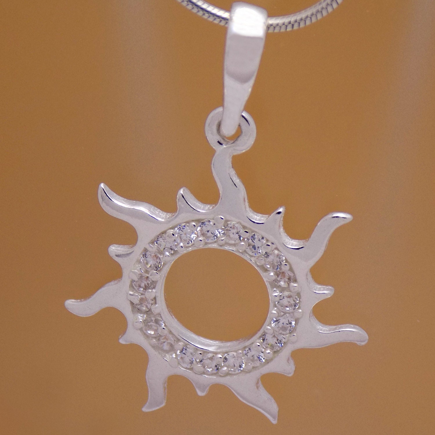 Wunderbare Massiv Sterling Silber Weiß Cubic Zirkonia Cz Sun Anhänger 925 Hallmark Beeindruckende Sanft Charmant Schönes Design von AmphoraJewelry