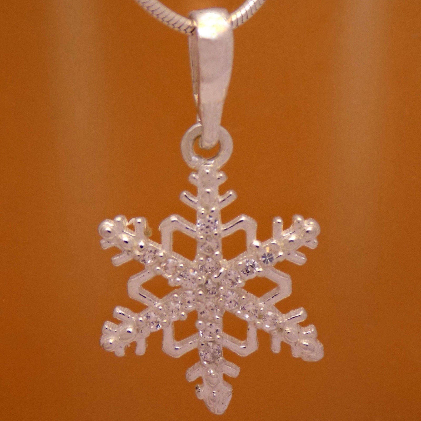 Wunderbare Sterlingsilber-Weißer Zirkonia-Schneeflocke-Anhänger 925Er Markenzeichen Sanft Charmante Kinder Niedlich Cool Reizend Design Elegant von AmphoraJewelry