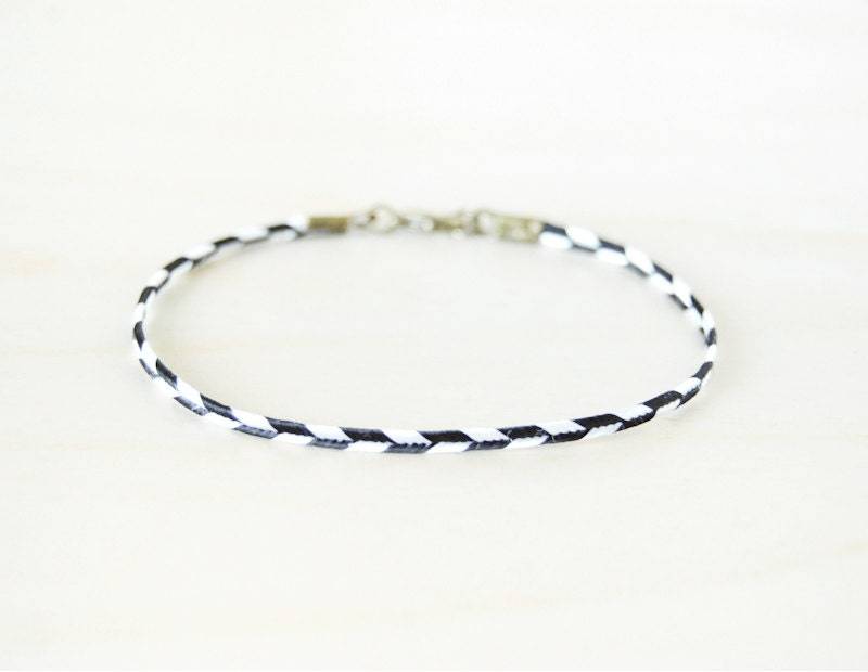 Chevron Armband - Rot/Blau Schwarz Mit Personalisiertem Gestempeltem Initialanhänger, Stapelbar, Unisex, Individuelles Geschenk von AmprisLoves