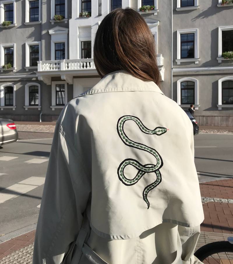 Nudefarbener Vintage Trenchcoat Mit Handgefertigter Bestickter Schlange Auf Der Rückseite Nudefarbener Vintage Trenchcoat Mit Handgefertigter Bestickter Schlange Auf Der Rückseite von Amsuperfly
