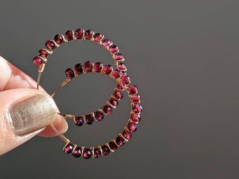 Natürliche Granat Hoop Ohrringe Gold Januar Geburtsstein Roter Edelstein Wirewrapped Creolen von AmtidJewellery