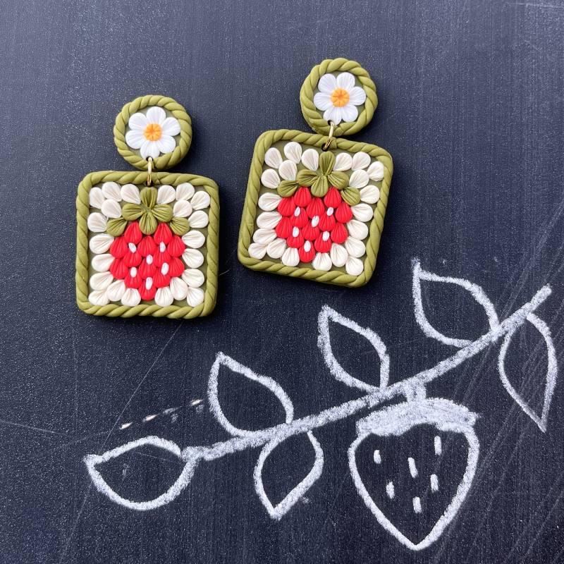 Gehäkelte Erdbeerohrringe Aus Ton - Florale Tonohrringe Handgemachte Blumenohrringe Ohrringe Für Empfindliche Ohren Einzigartige Gehäkelte Erdbeerohrringe Aus Ton - Florale Tonohrringe Handgemachte Blumenohrringe Ohrringe Für Empfindliche Ohren Einzigartige von Amugofmirth