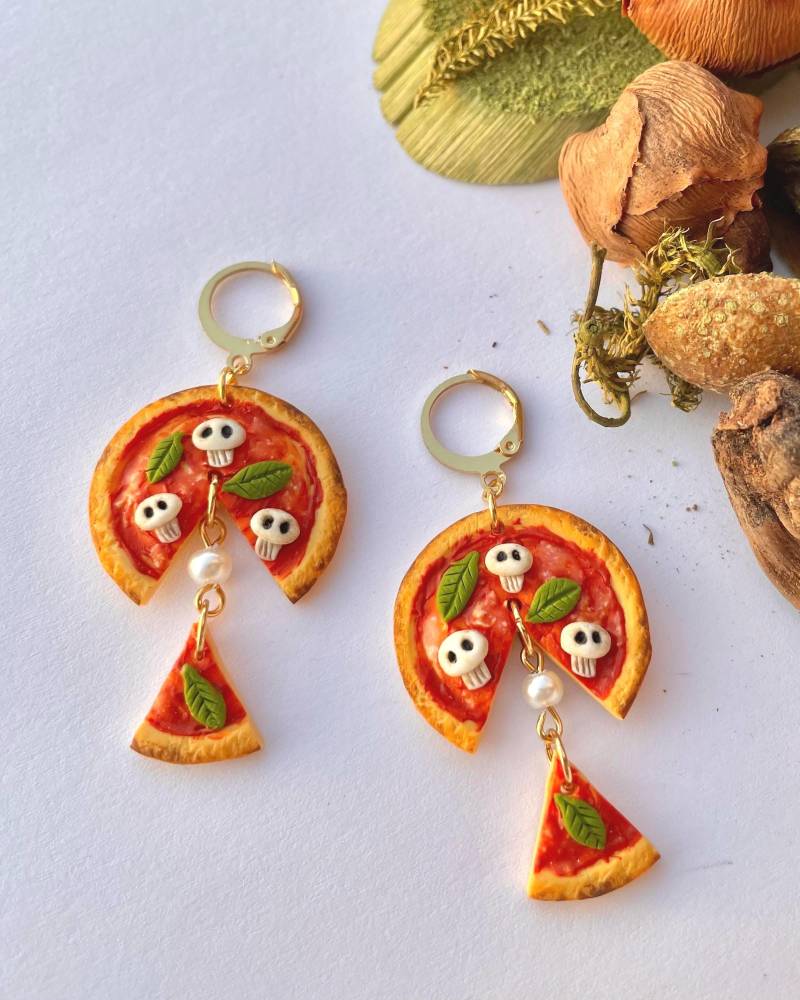 Witzige Pizza Ohrringe Aus Fimo Mit Pilzen in Schädelform Witzige Pizza Ohrringe Aus Fimo Mit Pilzen in Schädelform von Amugofmirth