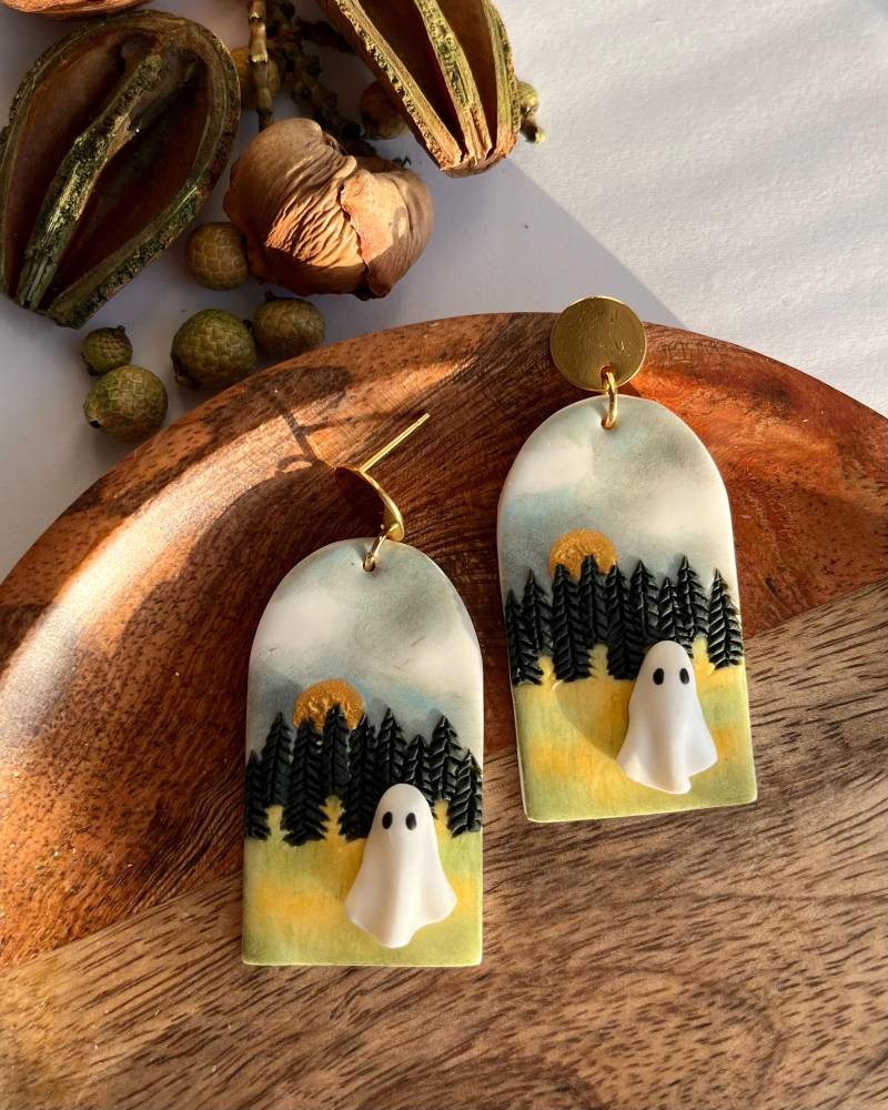 Witzige Halloween Ohrringe Aus Polymer Clay Mit Geist Im Wald Witzige Halloween Ohrringe Aus Polymer Clay Mit Geist Im Wald von Amugofmirth