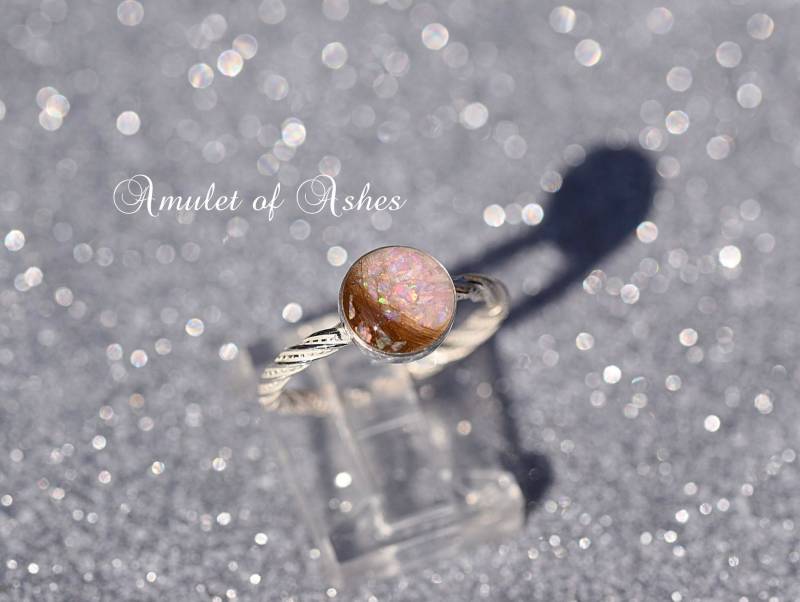 Feuerbestattung Asche & Mixed Media Twisted Band Ring von AmuletOfAshesLTD
