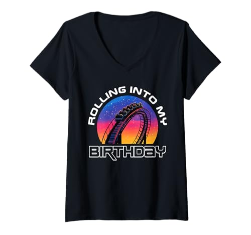 Damen Themenpark Geburtstag Karneval 90er Jahre Rolling Into My Birthday T-Shirt mit V-Ausschnitt Damen Themenpark Geburtstag Karneval 90er Jahre Rolling Into My Birthday T-Shirt mit V-Ausschnitt von Amusement Park Rollercoaster Birthday Coaster Crew