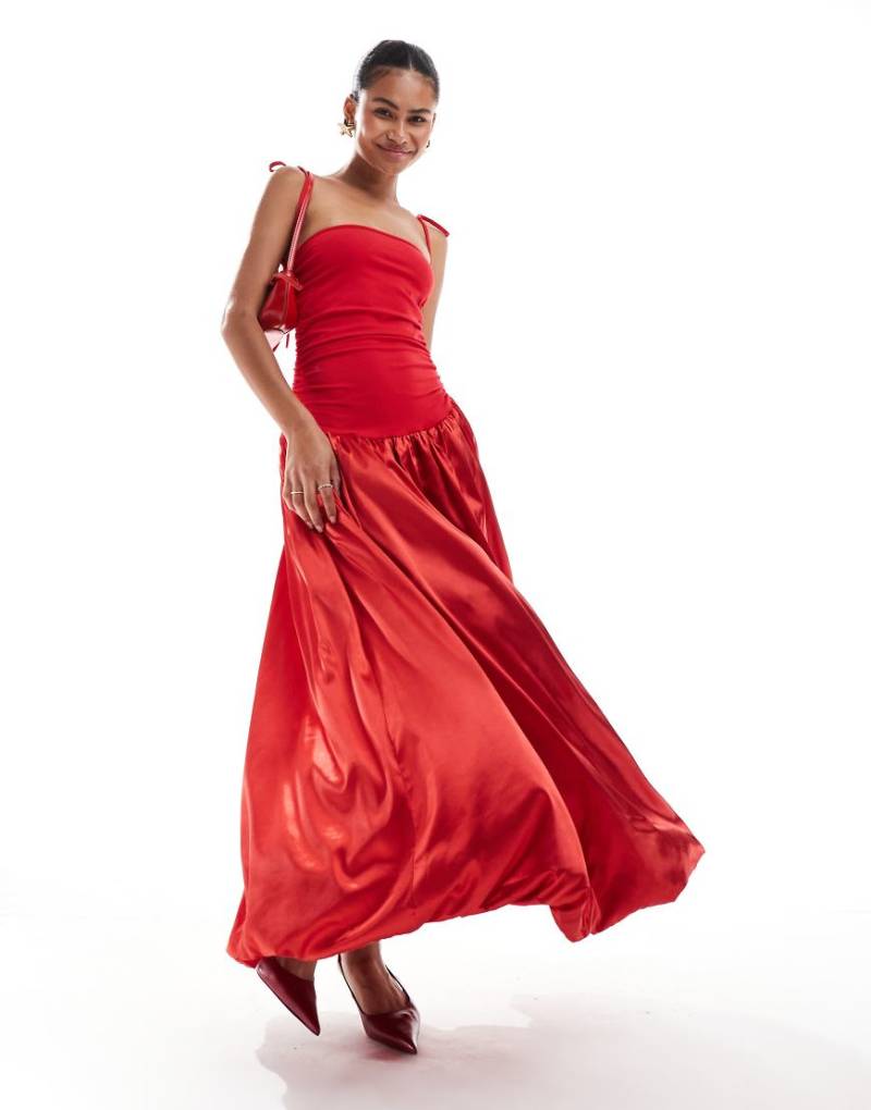 Amy Lynn - Alexa - Maxikleid aus Satin in Rot mit gebundenen Trägern von Amy Lynn