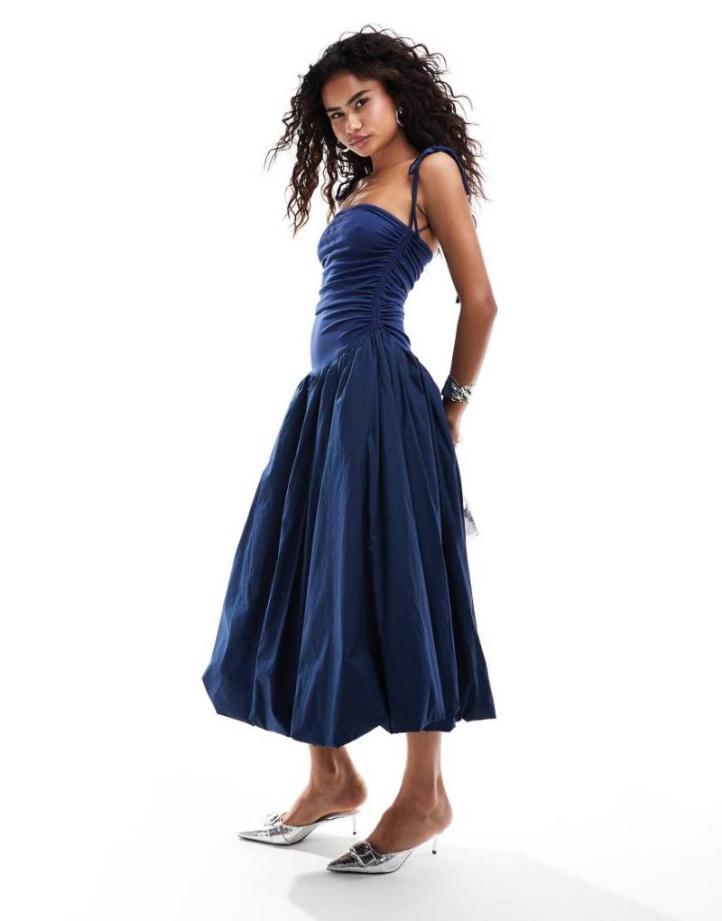 Amy Lynn - Alexa - Midikleid in Marineblau mit gebundenen Trägern und Ballonsaum von Amy Lynn