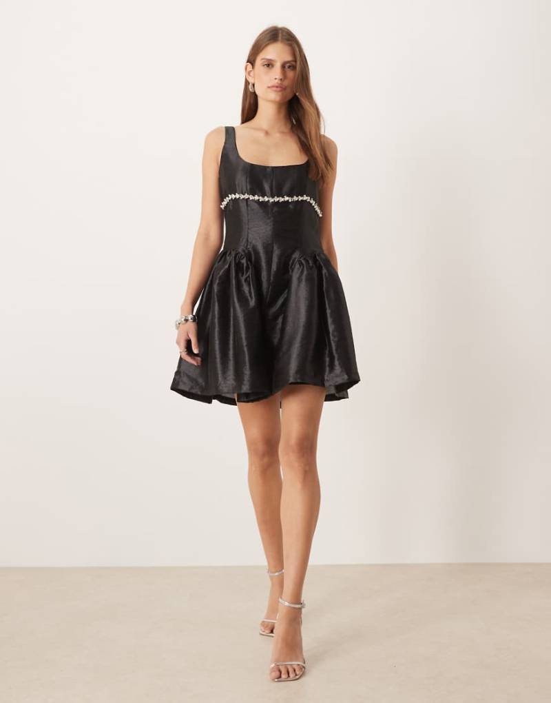 Amy Lynn - Babydoll-Minikleid in Schwarz mit Strassbesatz und Hüftnahtdetail von Amy Lynn