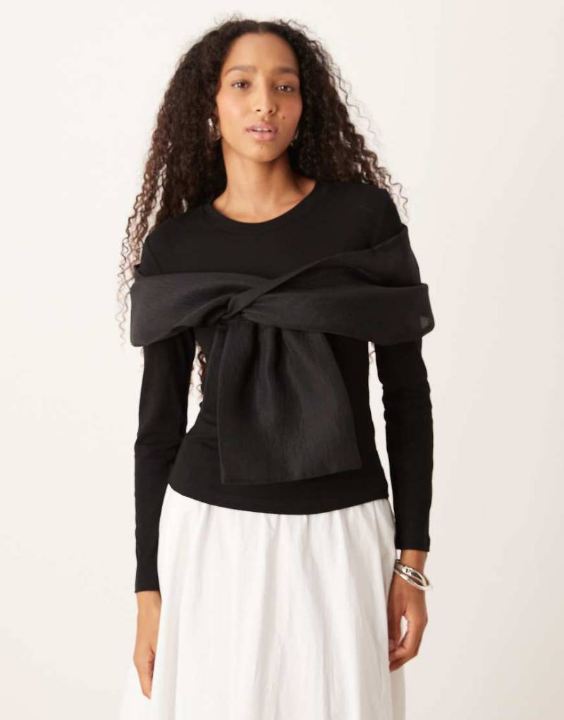 Amy Lynn - Elastisches, langärmliges Oberteil in Schwarz mit transparentem Twist-Detail vorne von Amy Lynn