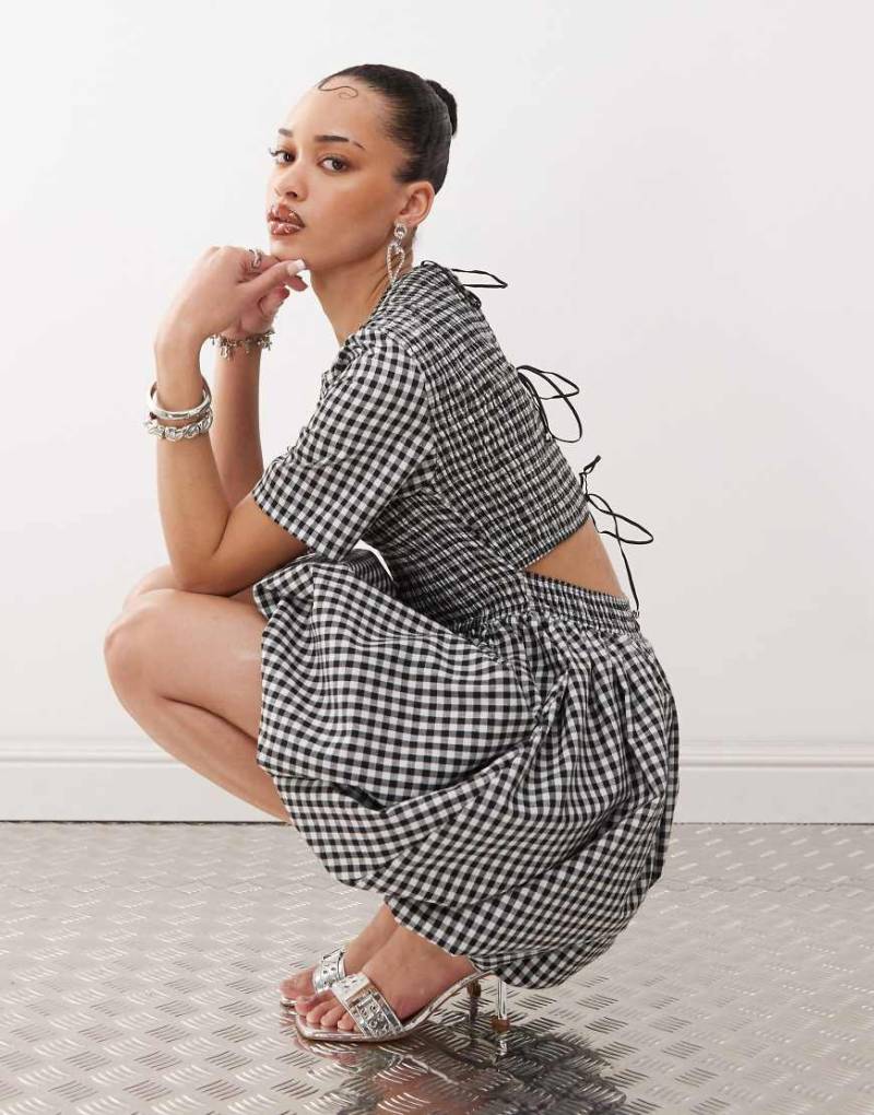 Amy Lynn - Gesmoktes Minikleid mit Schößchen, Bindebändern hinten und Vichykaromuster in Schwarz/Weiß-Bunt von Amy Lynn