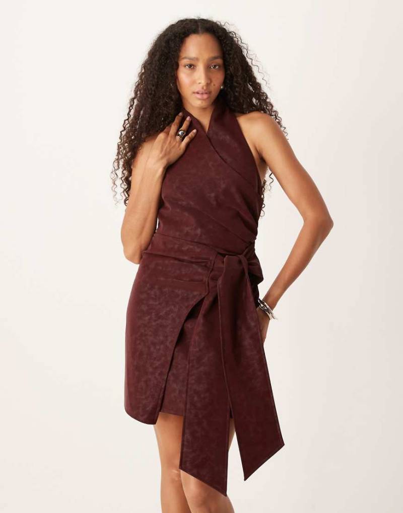 Amy Lynn - Hochgeschlossenes Minikleid in Rot mit Wickeldesign von Amy Lynn