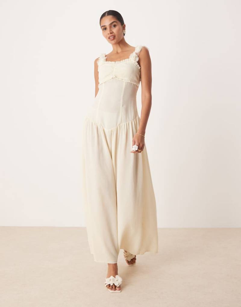 Amy Lynn - Maxikleid in Cremeweiß mit tiefem Saum und Trägern mit 3D-Blumen von Amy Lynn