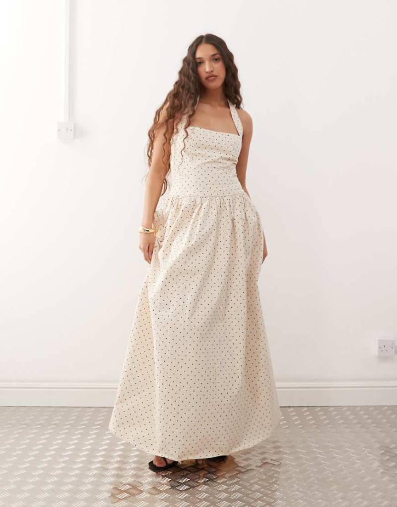 Amy Lynn - Maxikleid in gepunktetem Cremeweiß mit eckigem Ausschnitt und Neckholder von Amy Lynn